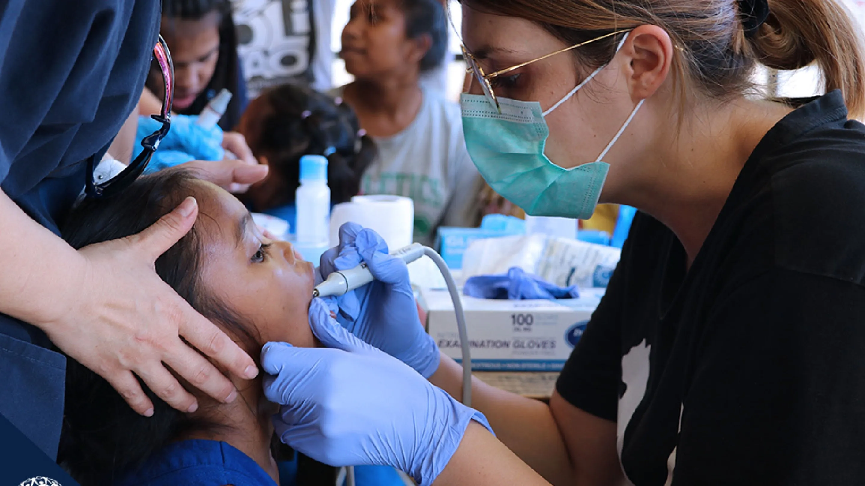 Ehrenamtliche Zahnärztin behandelt eine Patientin während einer Medical Mission in Manila