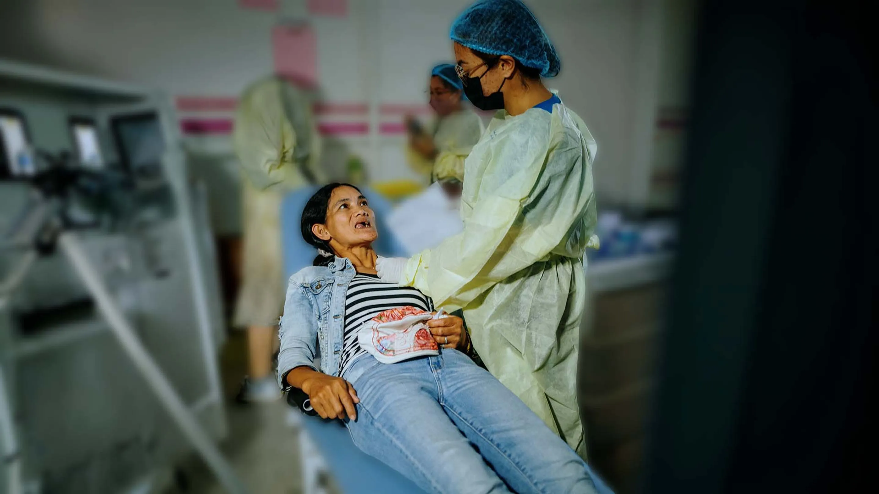 Zahnmedizinische Behandlung einer Patientin vor Ort